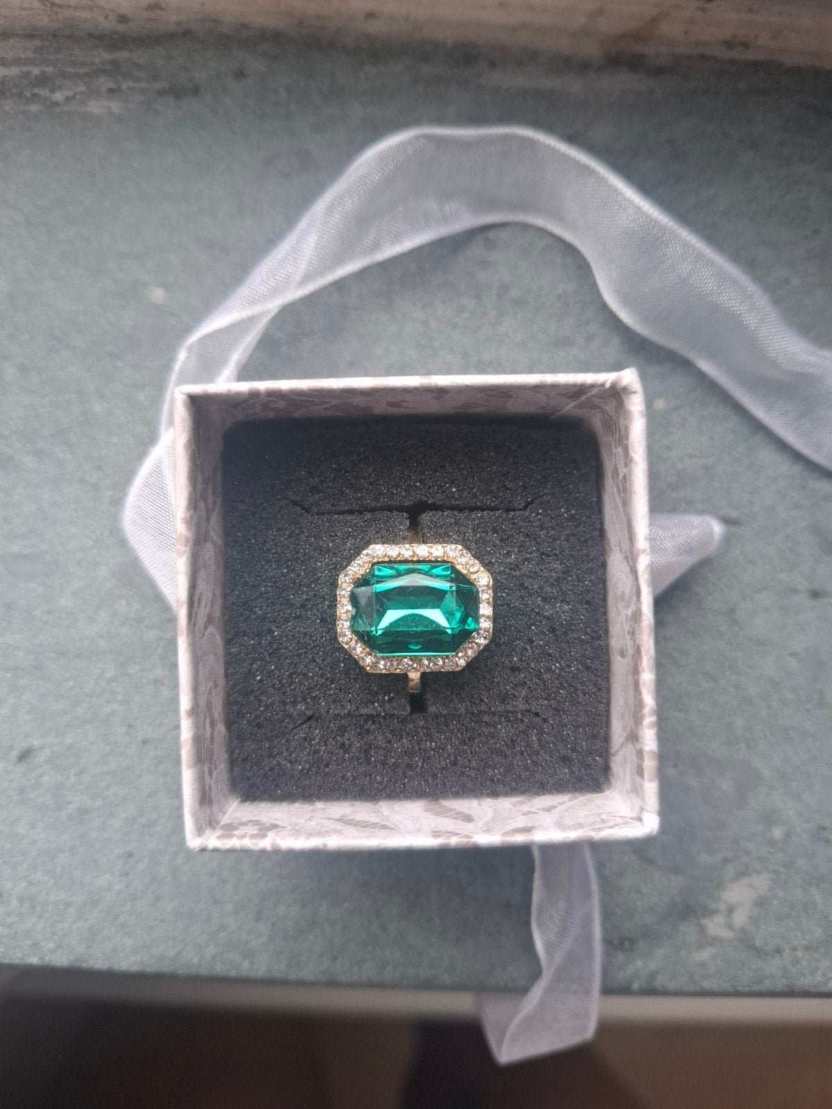 Verstelbare ring met groene steen en kleine steentjes, Sieraden, Tassen en Uiterlijk, Gebruikt, Ophalen of Verzenden, Dame, Met edelsteen