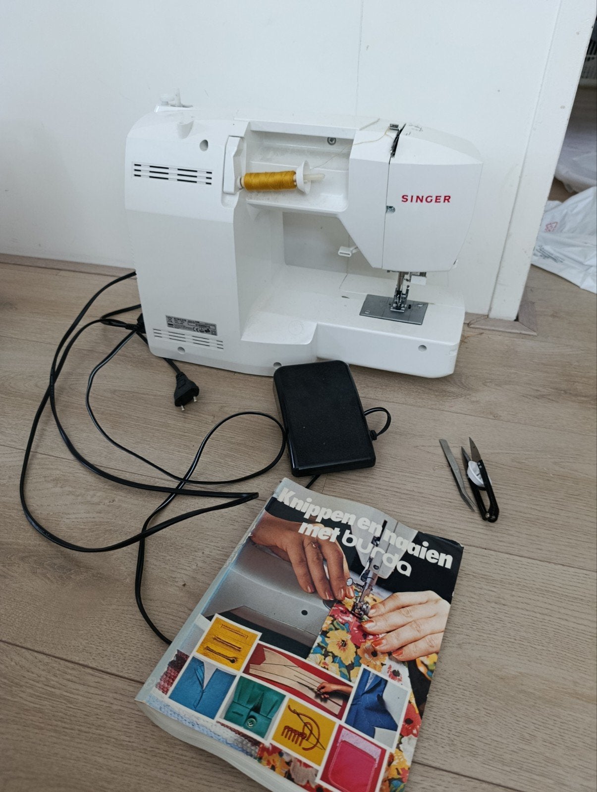 Singer Naaimachine met accessoires en boek, Ophalen of Verzenden