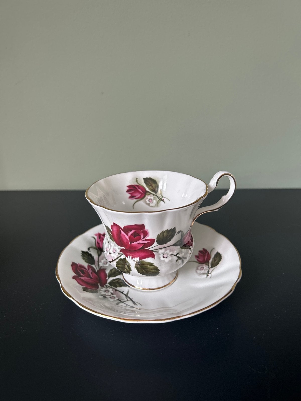 Windsor Bone China Kop en Schotel - Rode Rozen, Antiek en Kunst, Antiek | Servies los, Ophalen of Verzenden