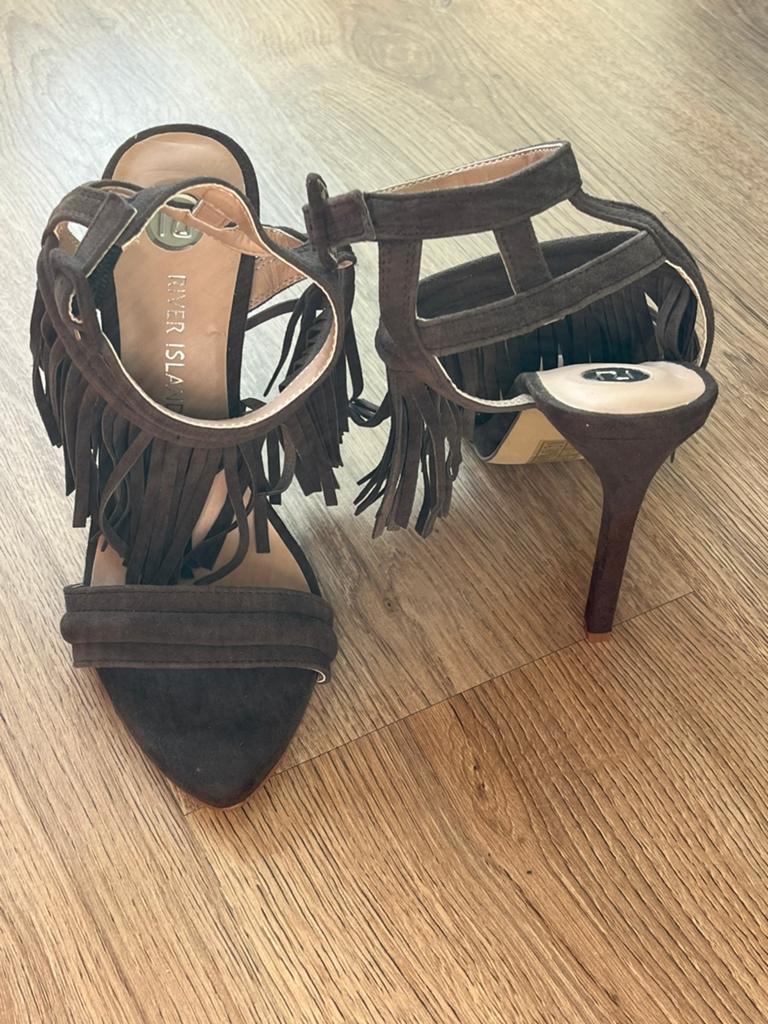 Sandaal met hak (maat 36)., Ophalen of Verzenden, Zo goed als nieuw, Zwart, Sandalen of Muiltjes