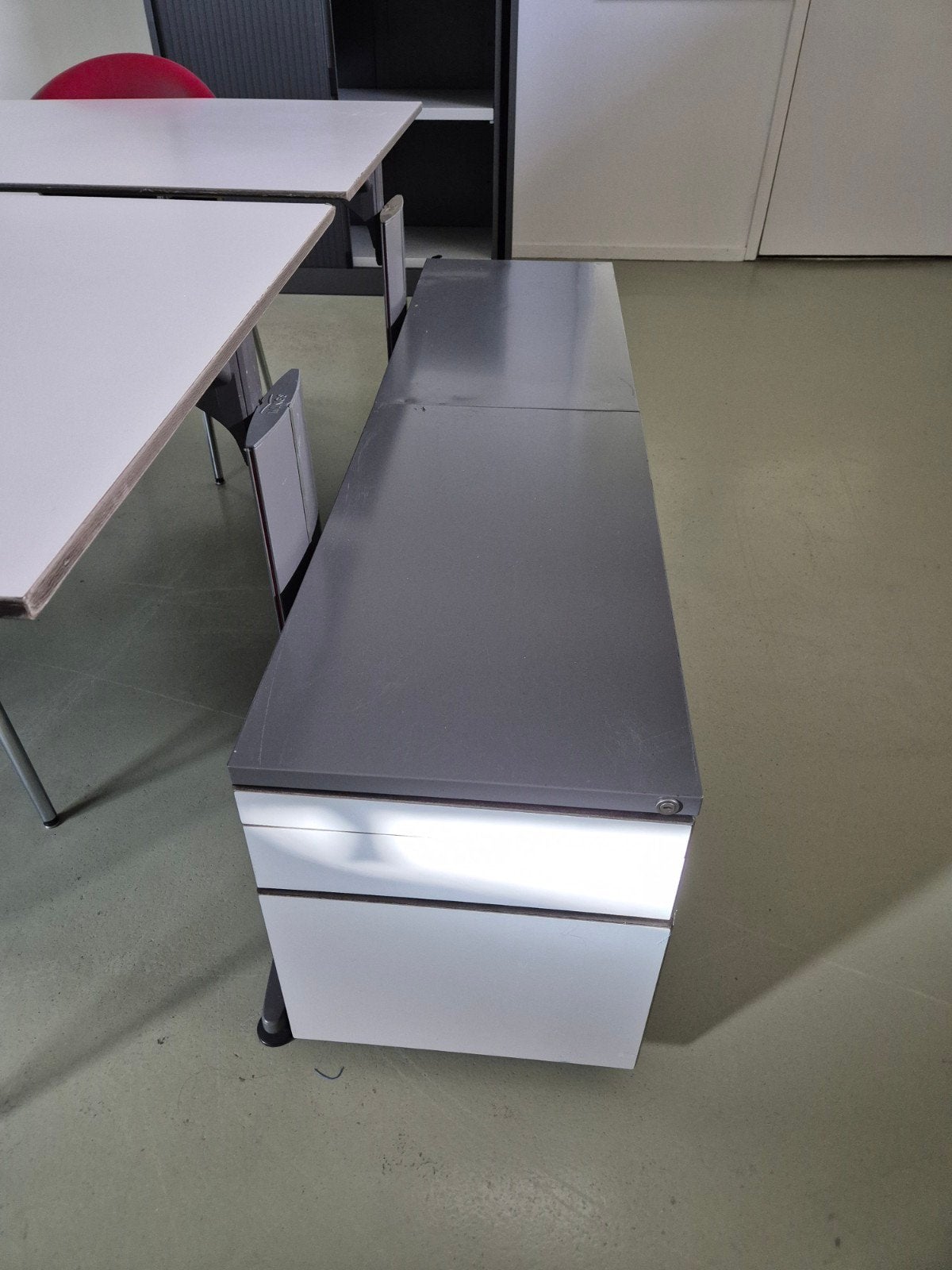 Complete inventaris: Bisley bureau's/vergadertafel en kasten, Ophalen, Gebruikt
