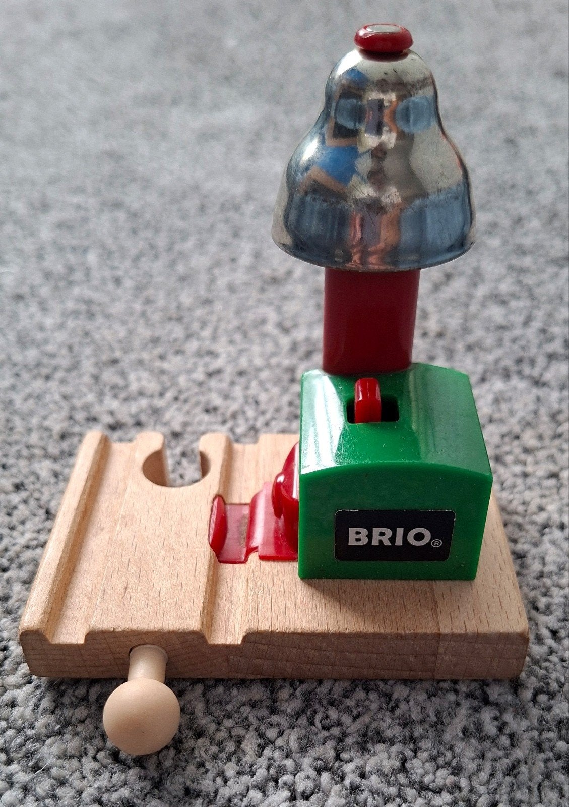 Brio rails met bel 33754, Ophalen