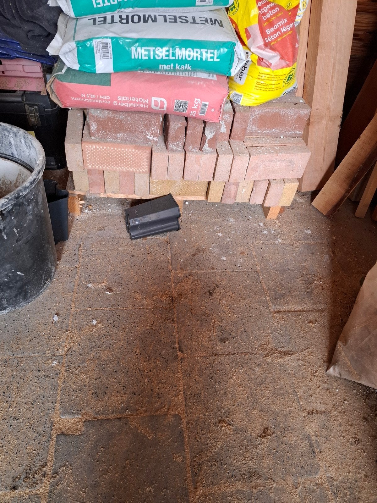 Gratis af te halen: ca. 80 gemixte metselstenen (rood/geel), Ophalen, Bakstenen