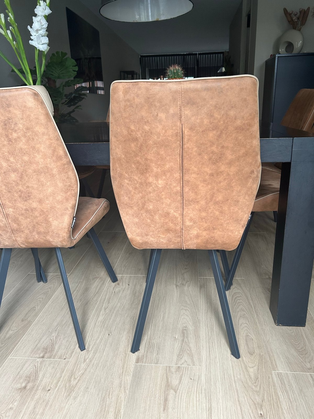 Foto 6 van Design eettafel met 8 stoelen - Zwart Amerikaans eiken