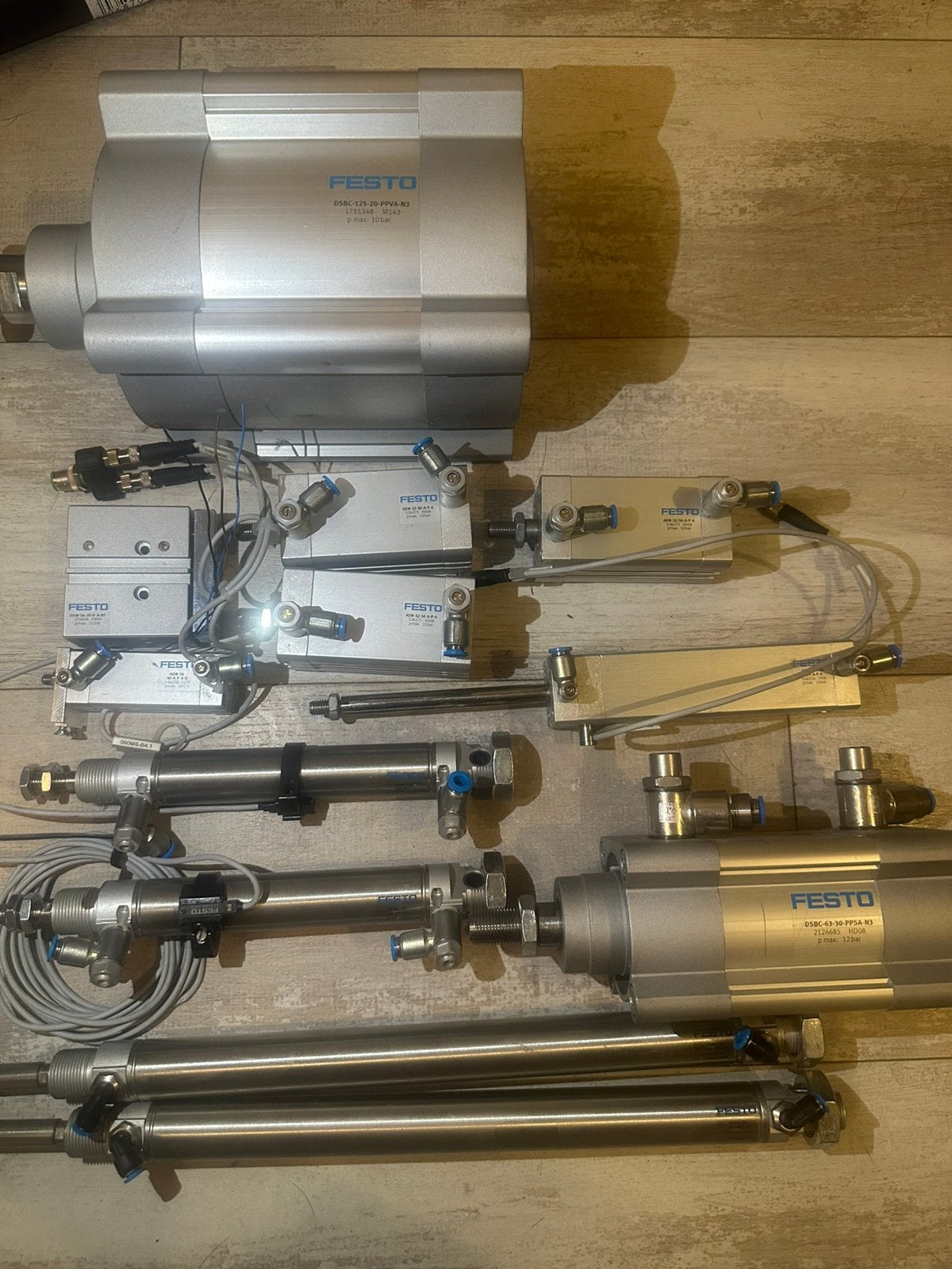 Festo pneumatische cilinders – grote partij, Ophalen