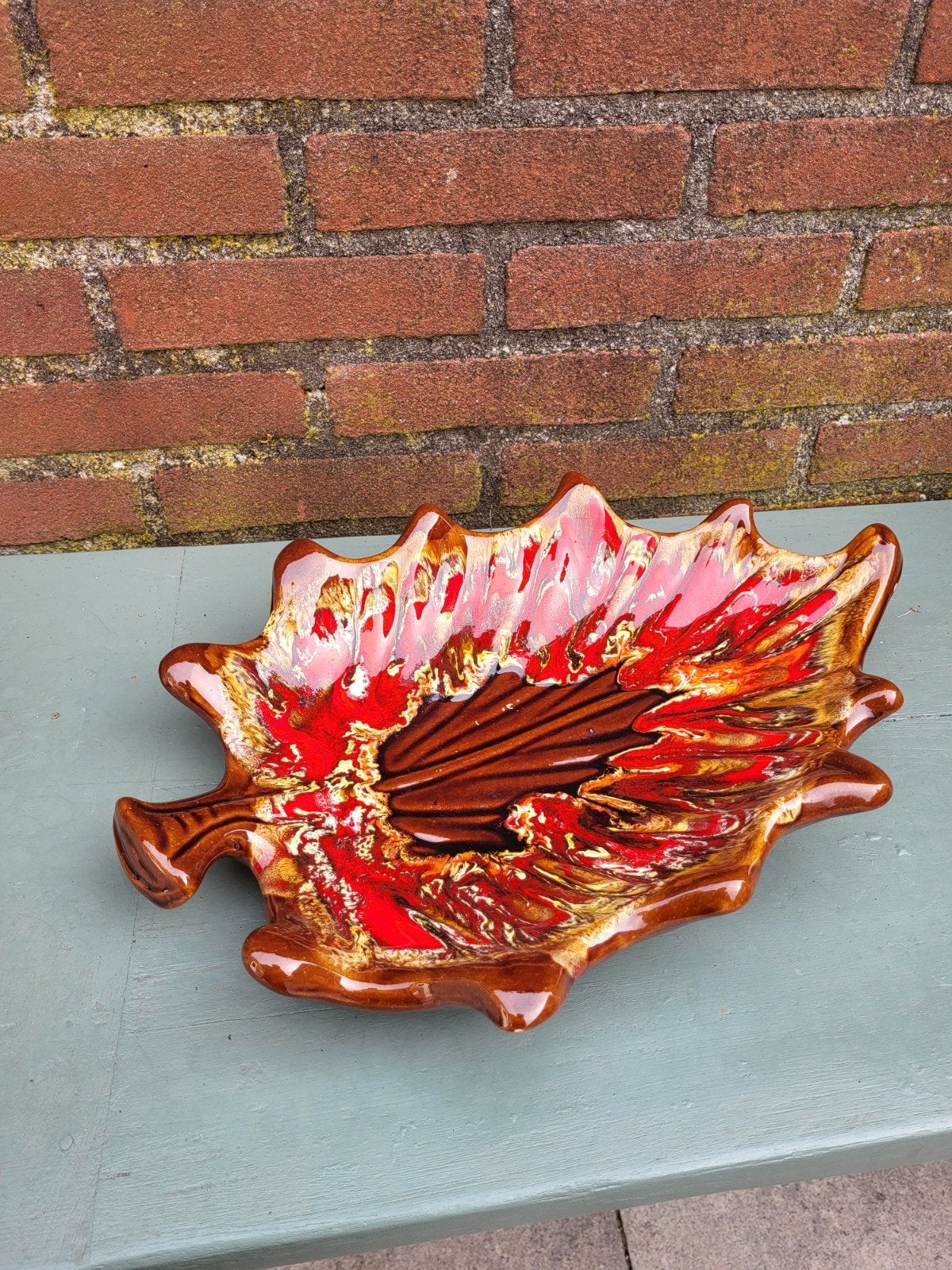 Schaal keramiek aardewerk in blad vorm in kleuren rood bruin, Gebruikt, Schaal, Ophalen of Verzenden, Overige vormen