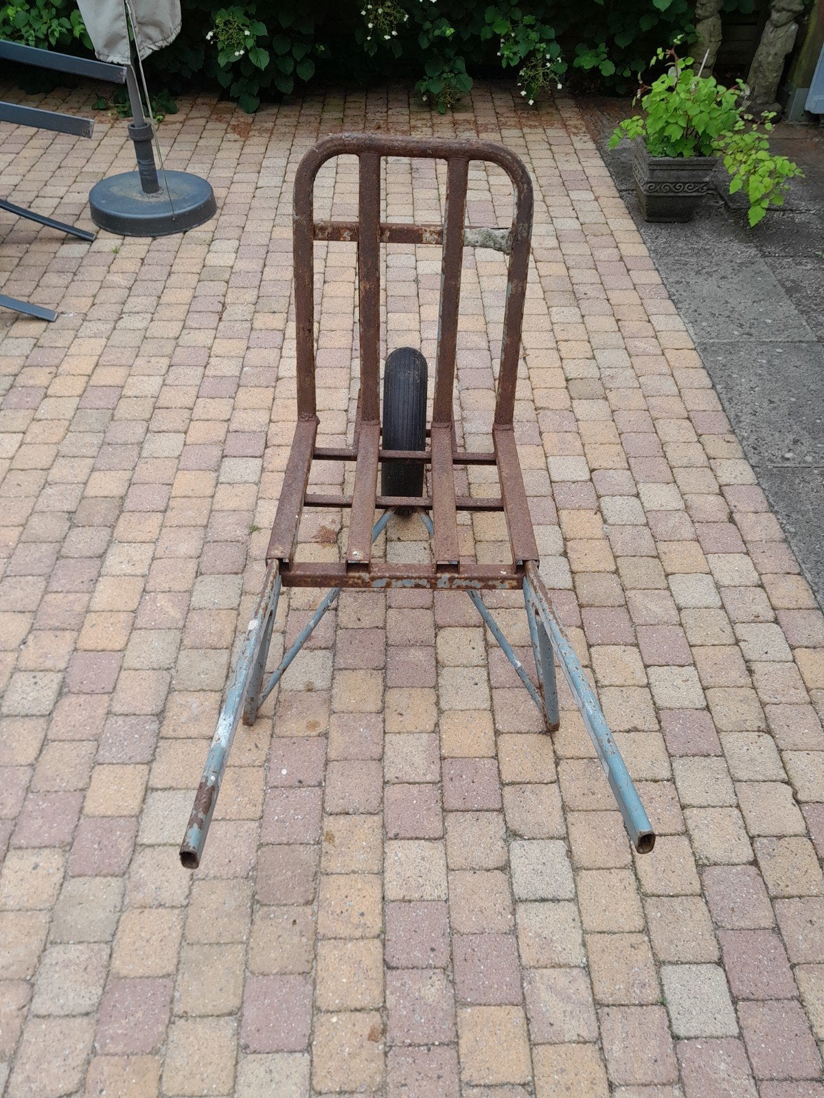 Oude, roestige stenenwagen, opknapper of decoratie, Ophalen