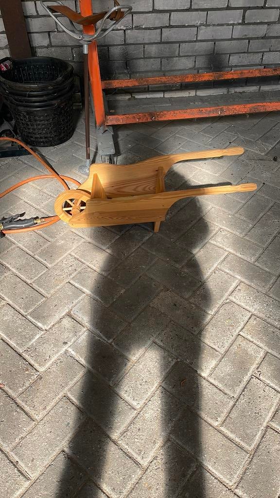 Mooie houten bloembak in kruiwagen design, Gebruikt, Minder dan 30 cm, Ophalen of Verzenden, Binnen
