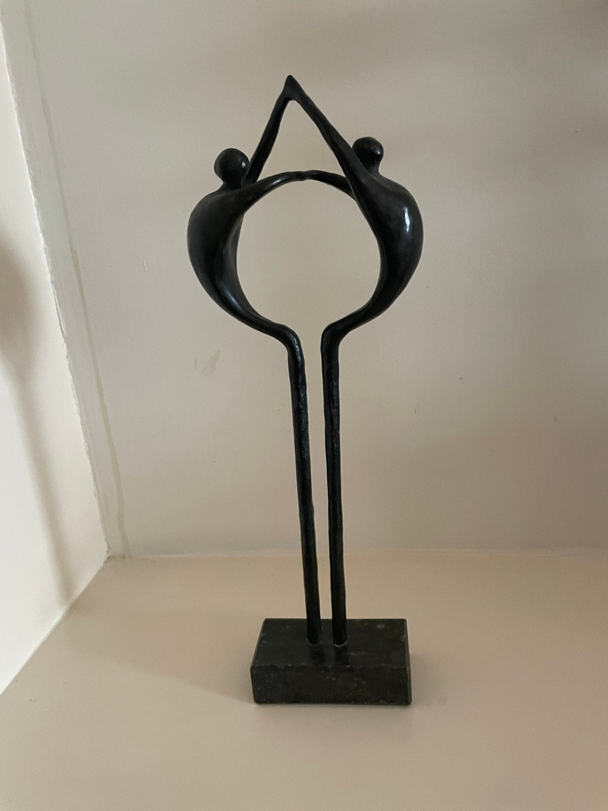 Abstracte bronzen sculptuur van twee figuren, Ophalen of Verzenden, Brons, Op sokkel, Beeld