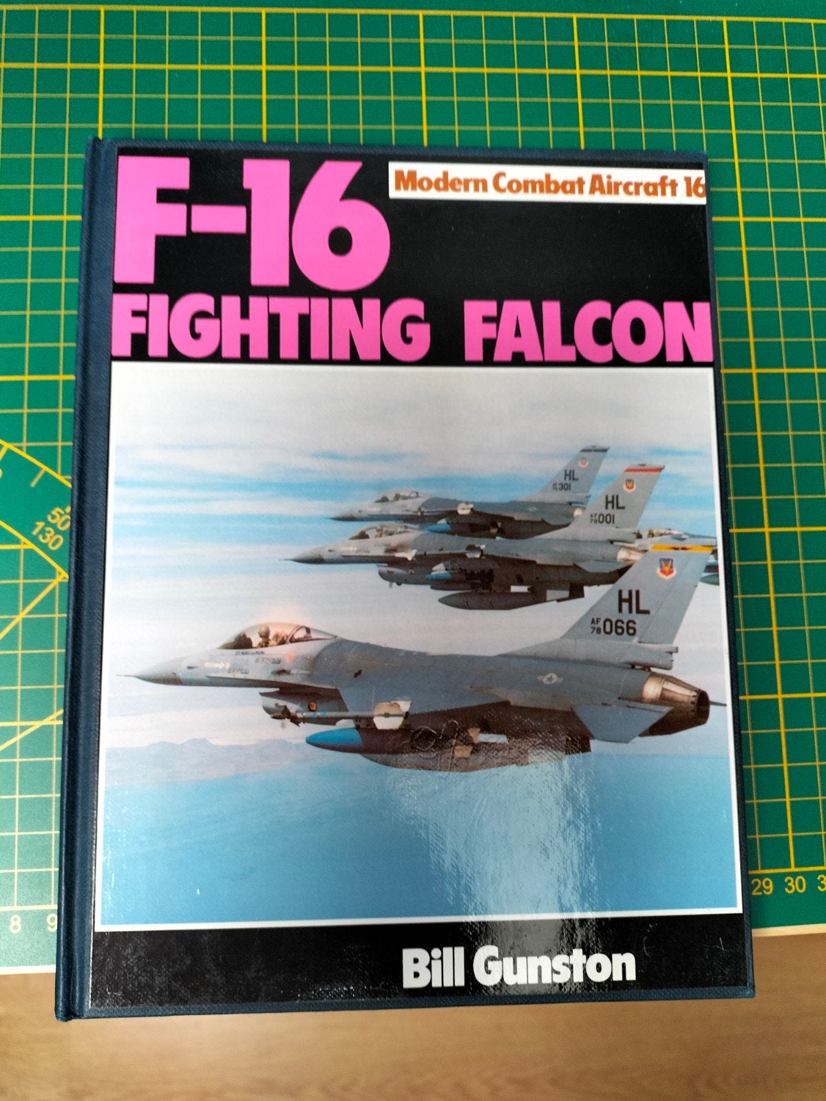 F-16 boek, Ophalen of Verzenden, Zo goed als nieuw, Boek of Tijdschrift