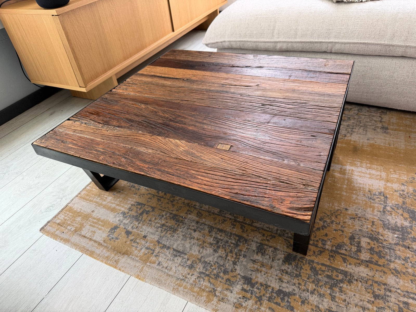 Robuuste salontafel van gerecycled hout en zwart metaal, 50 tot 100 cm, Vierkant, Zo goed als nieuw, 5 – 50