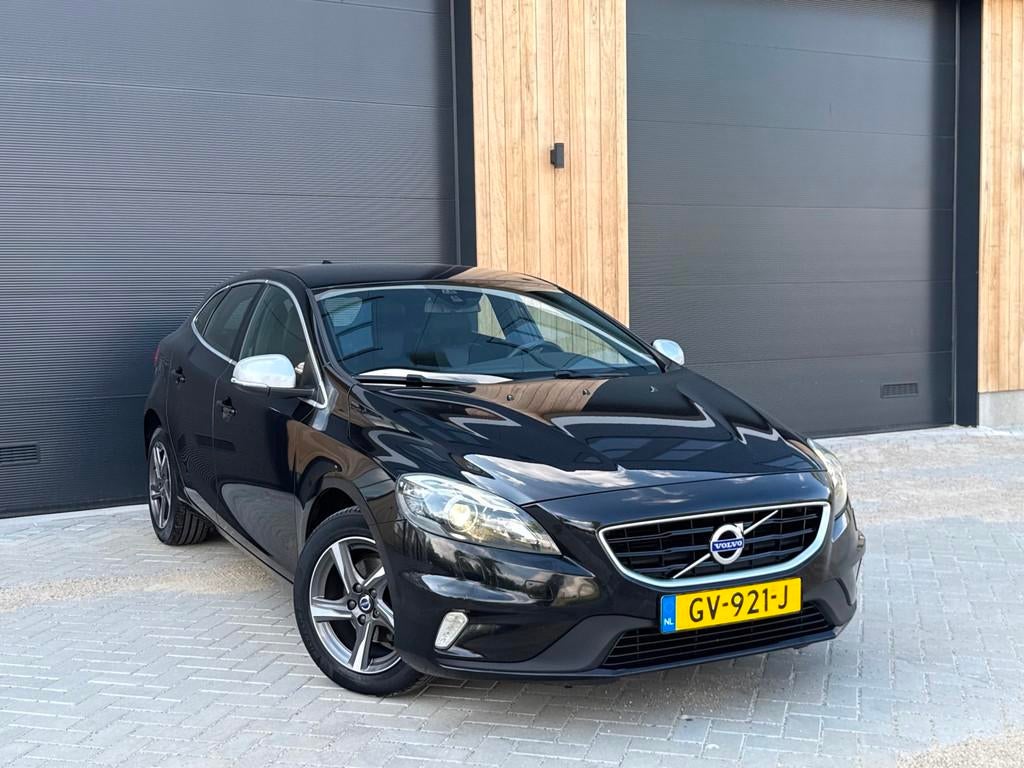 Volvo V40 2.0 D2 R-Design (bj 2015) XENON|EURO6|NAVI|LEER, Voorwielaandrijving, Gebruikt, 4 cilinders, 1969 cc