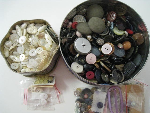 2 dozen met knopen en gespen, witte en gekleurde, Ophalen of Verzenden, Nieuw, Knoop of Knopen