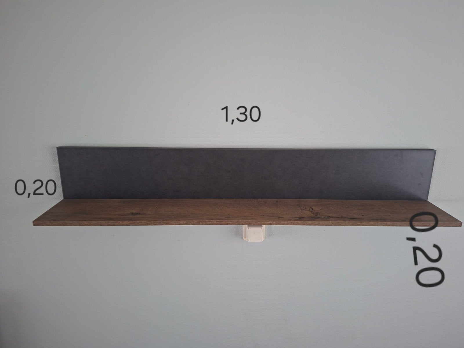 Wandplank eiken kleur met donkergrijze achterwand - 130 cm, Ophalen, Gebruikt