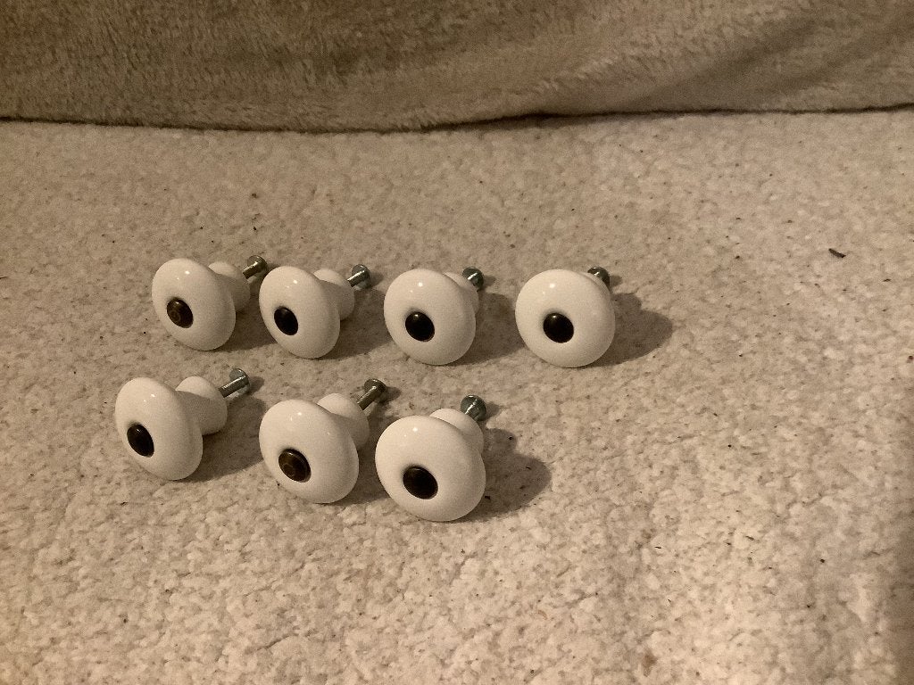 Keramieken witte kastknoppen, 7 stuks, doorsnee 3,5 cm., Ophalen
