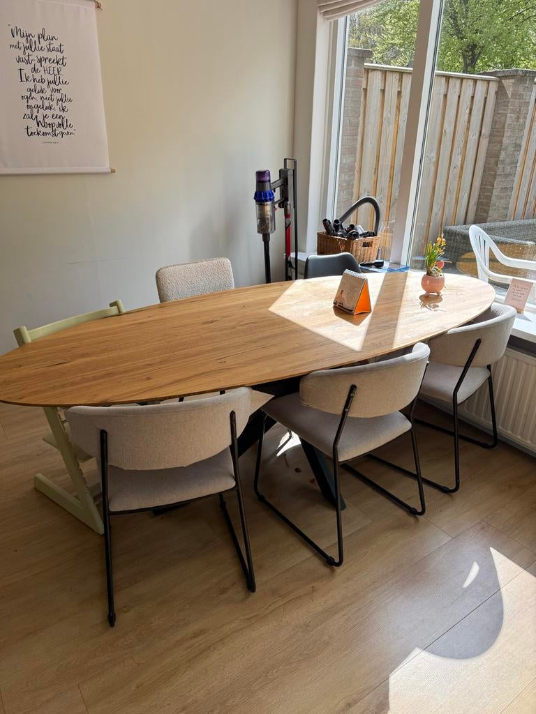 Ovale eettafel van eikenhout met metalen onderstel l Karwei, Ophalen, 100 tot 150 cm, Eikenhout, Zo goed als nieuw