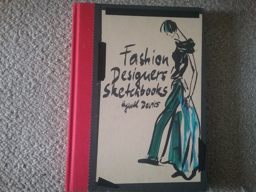 Fashion Designers Sketchbooks / Hywel Davies (2010), Boeken, Mode, Ophalen of Verzenden, Zo goed als nieuw, Couturiers