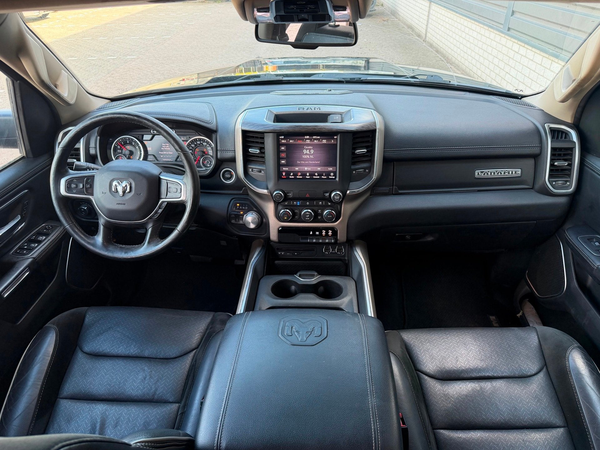 Dodge RAM 1500 5.7 V8 4x4 Crew Cab Laramie MARGE! KOOPJE!, Auto's, Automaat, 450 kg, Gebruikt, 5654 cc