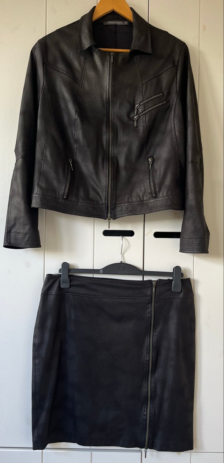 Zwart leren jasje en rok set - Rozes of Avalon Maat 44, Kleding | Dames, Kostuum of Pak, Zwart, Maat 42/44 (L), Ophalen of Verzenden