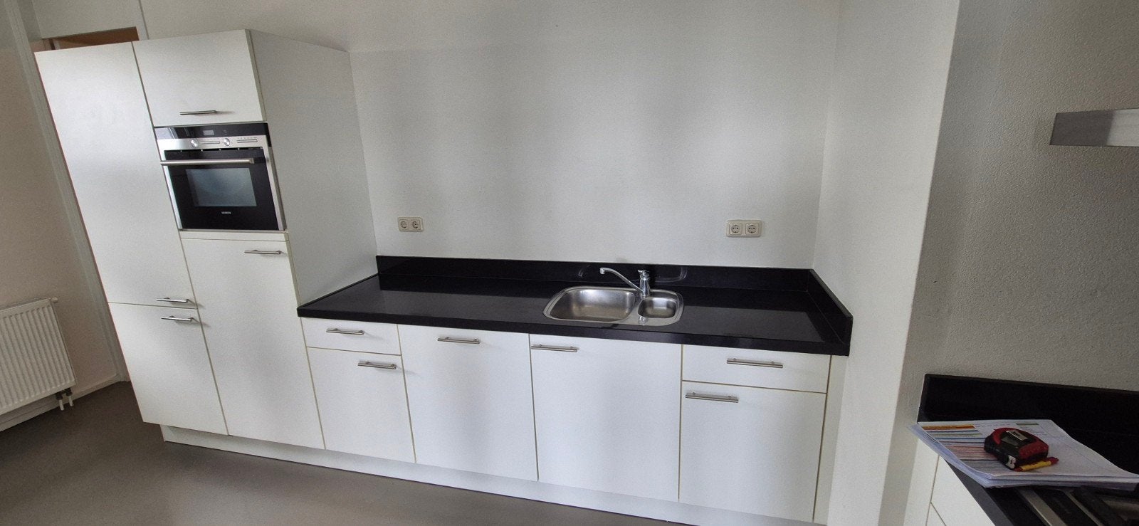 Moderne witte keuken met Siemens apparatuur, Ophalen, Wit