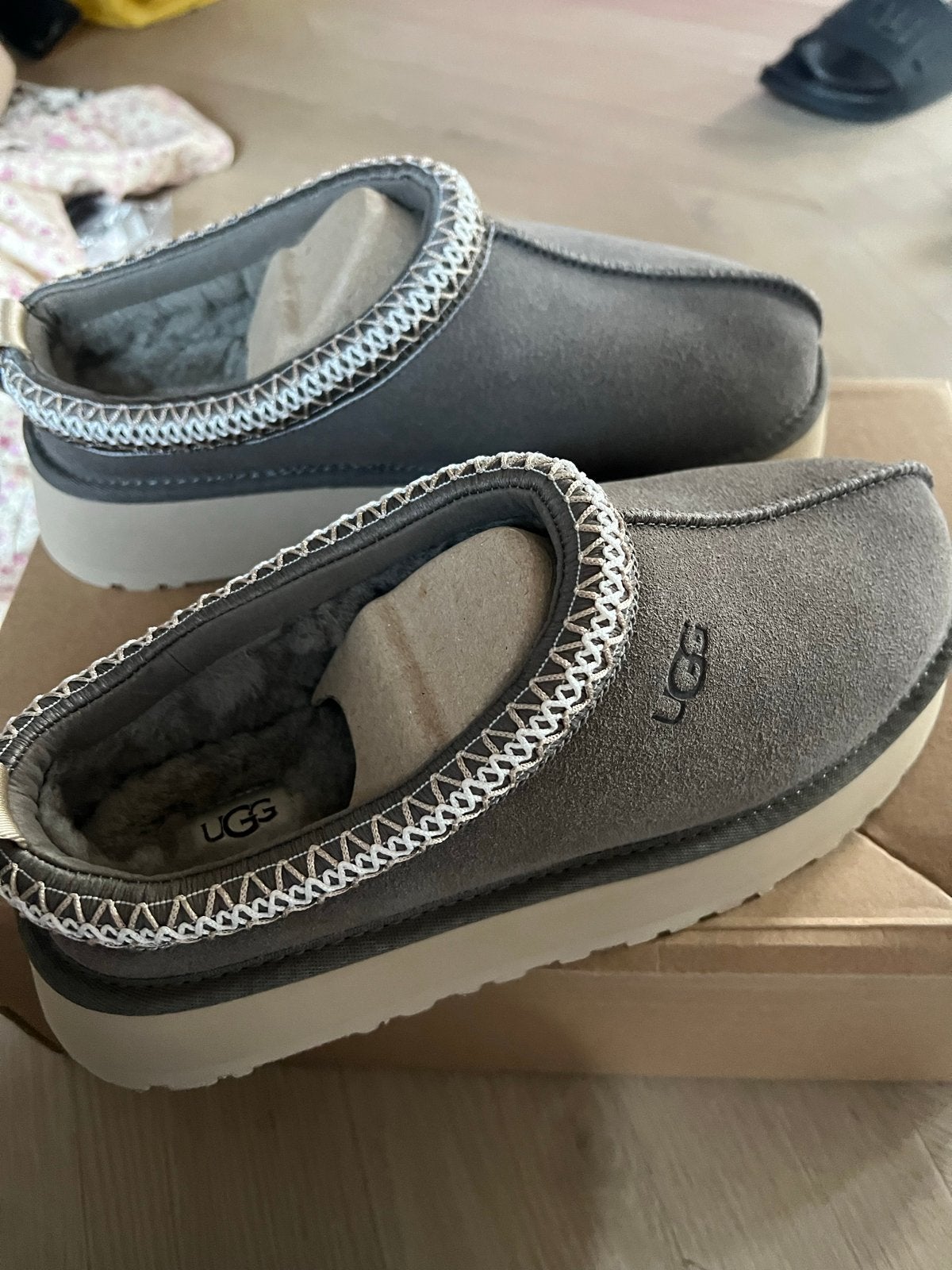 UGG Tasman maat 40  nieuw!, Kleding | Dames, Schoenen, Ophalen of Verzenden, Zo goed als nieuw, Grijs, Pantoffels of Sloffen