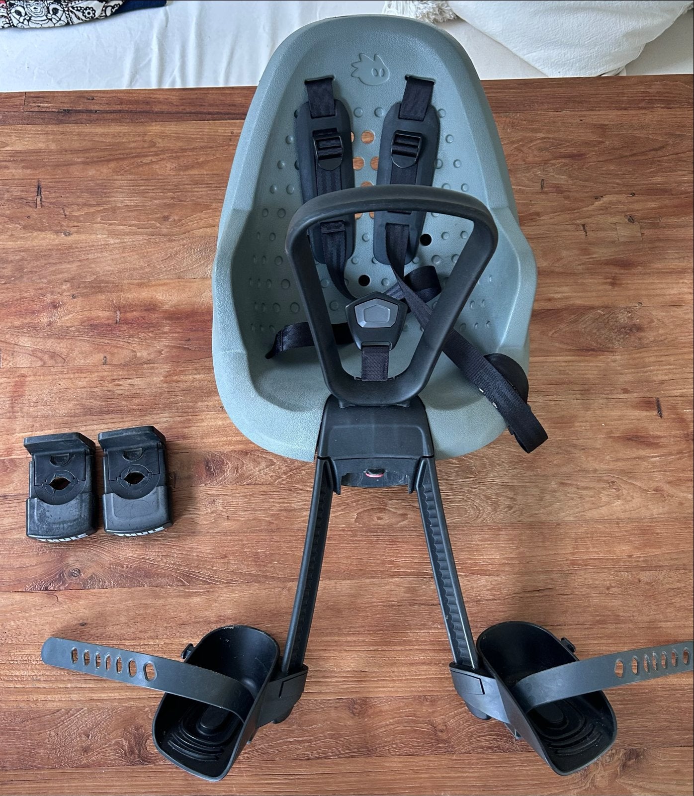 Thule Yepp Mini 2 fietsstoeltje met 2 adapters, Voetsteuntjes, Ophalen of Verzenden, Zo goed als nieuw, Voorzitje