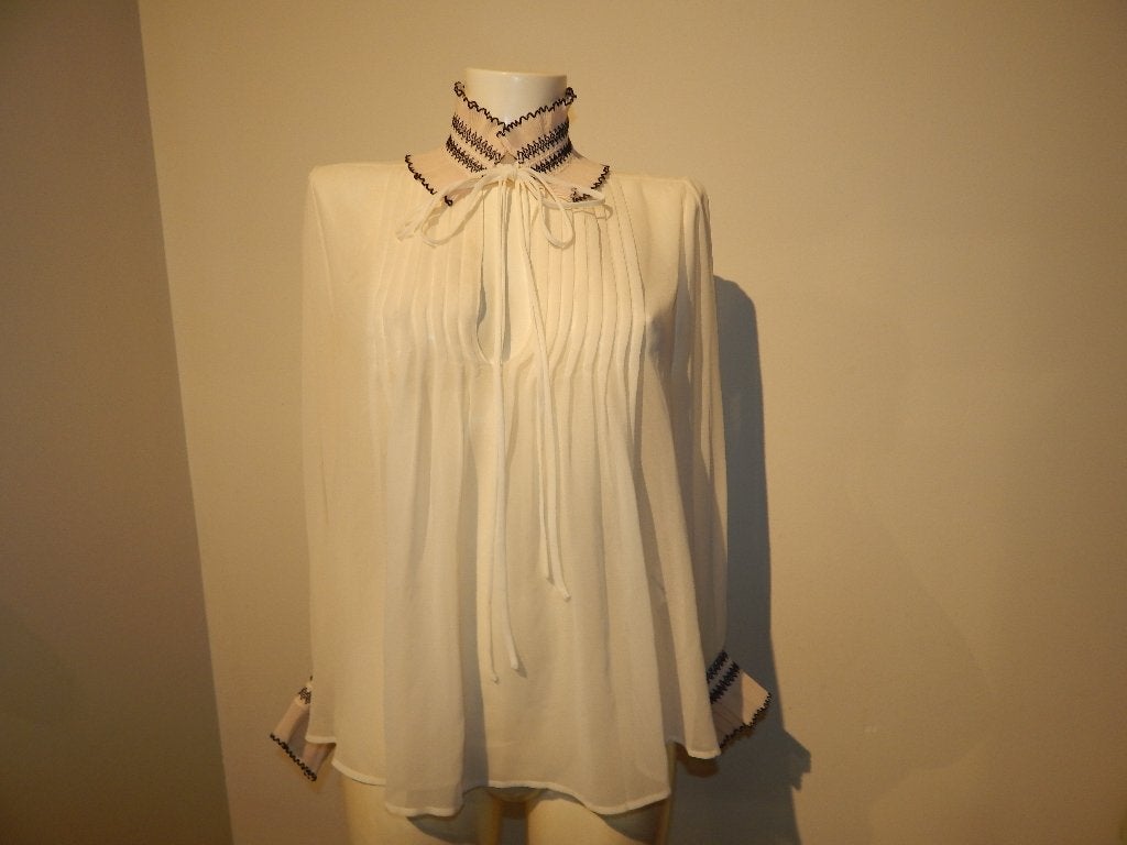 Sandro beeldige blouse voile opstaand kraagje met strikje 2, Kleding | Dames, Blouses en Tunieken, Maat 38/40 (M), Overige kleuren