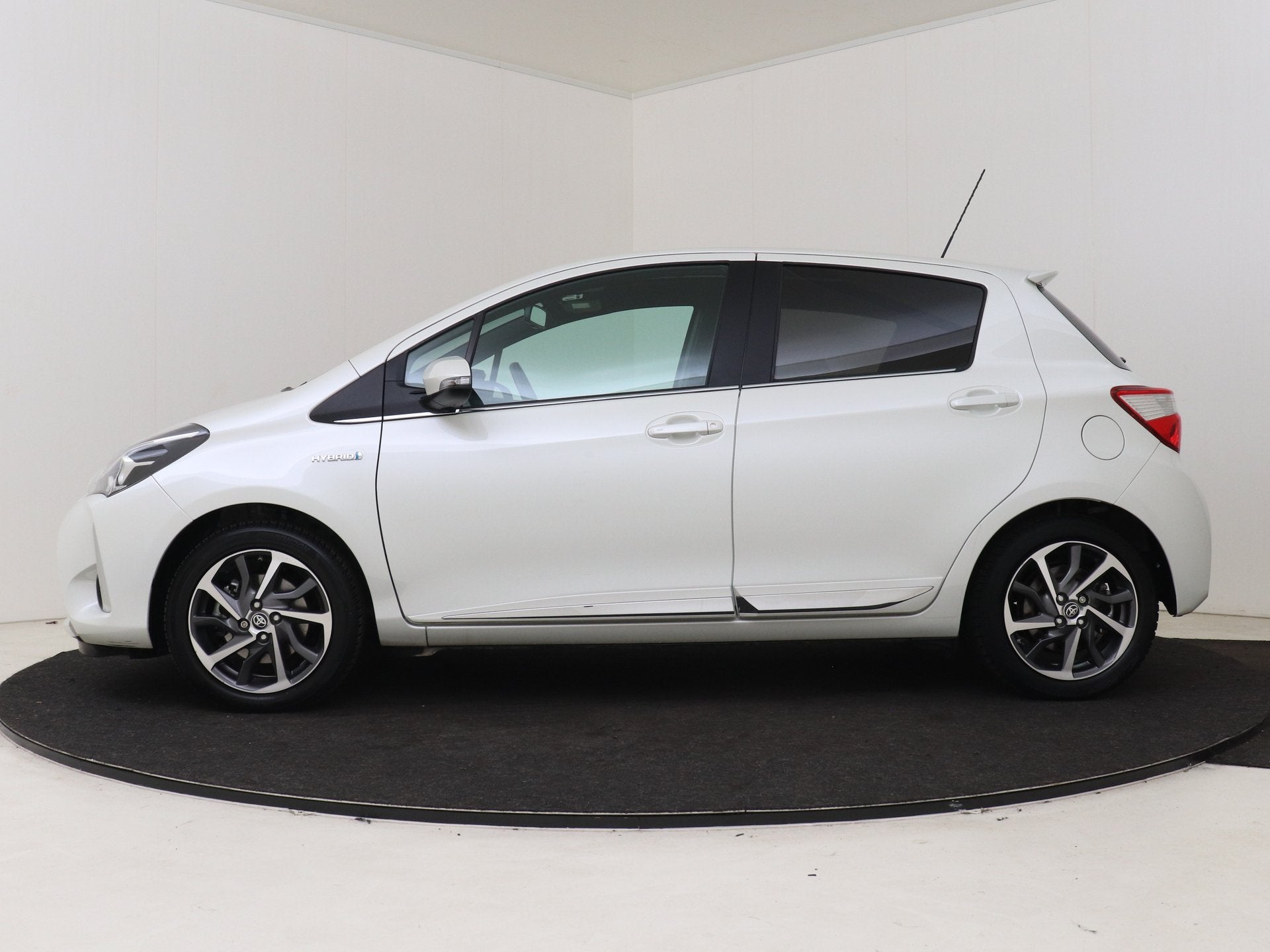 Toyota Yaris 1.5 Hybrid Premium | Dealer Onderhouden | Panor, 12 maanden, Gebruikt, 4 cilinders, Leder en Stof