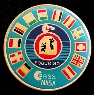 Esa Nasa Spacelab met vlaggen pin, Verzamelen, Verzenden, Nieuw, Transport, Speldje of Pin