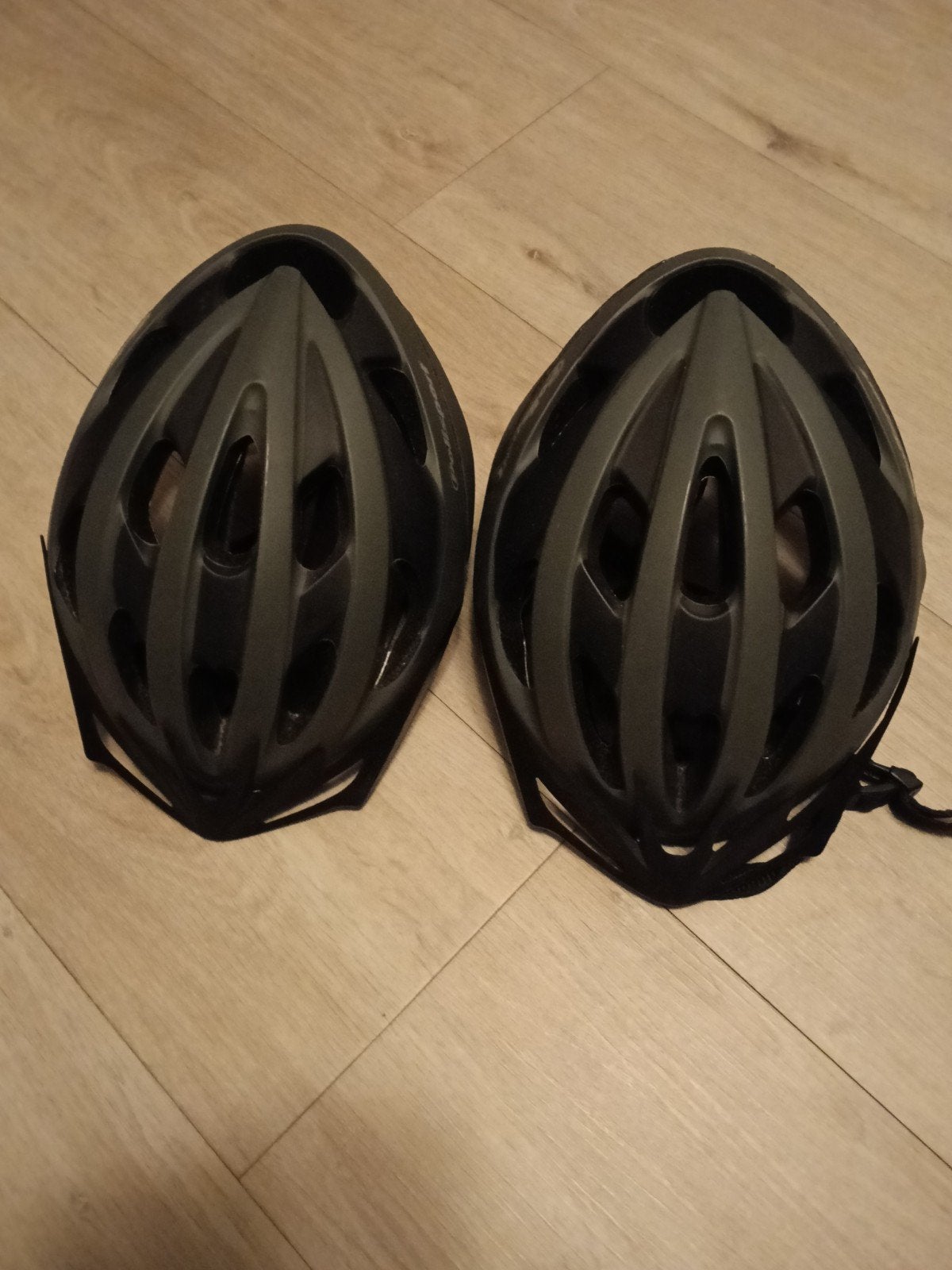 2 Fietshelmen - Zwart, Fietsen en Brommers, Ophalen, Gebruikt, Heer of Dame, M