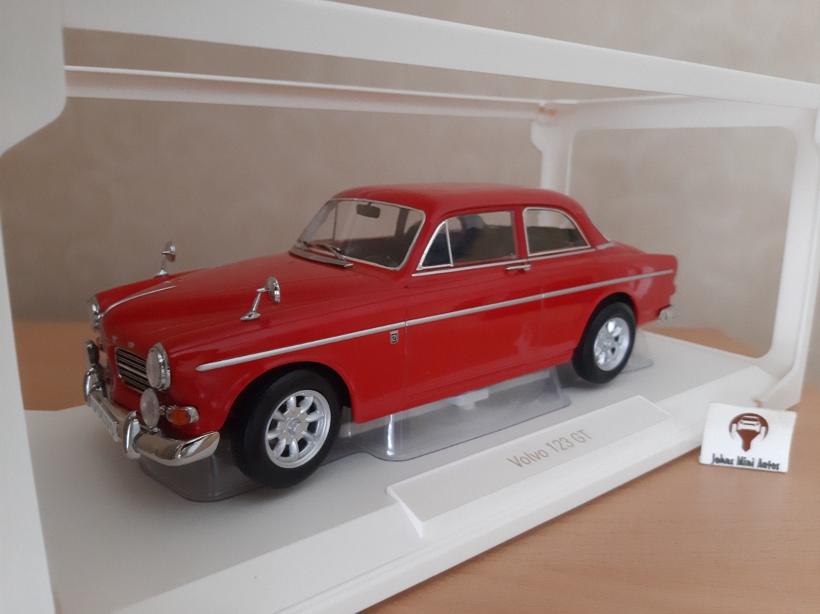 Volvo 123 GT 1968 rood van Norev 1:18
