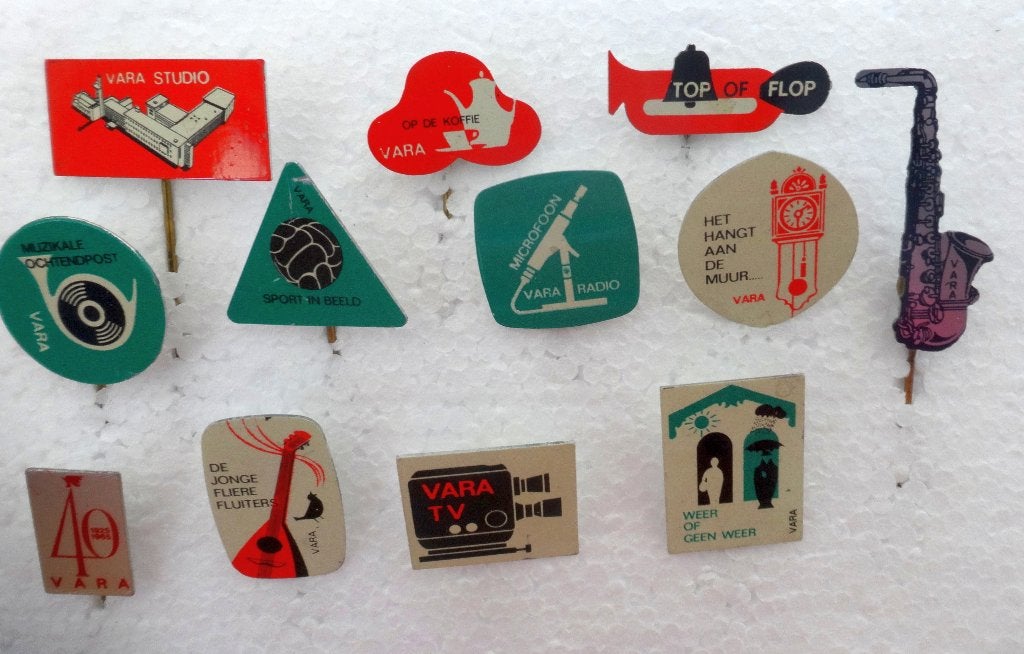 12 vintage VARA-speldjes uit de jaren 60, Verzamelen, Speldjes, Pins en Buttons, Ophalen of Verzenden, Nieuw, Figuurtje, Speldje of Pin