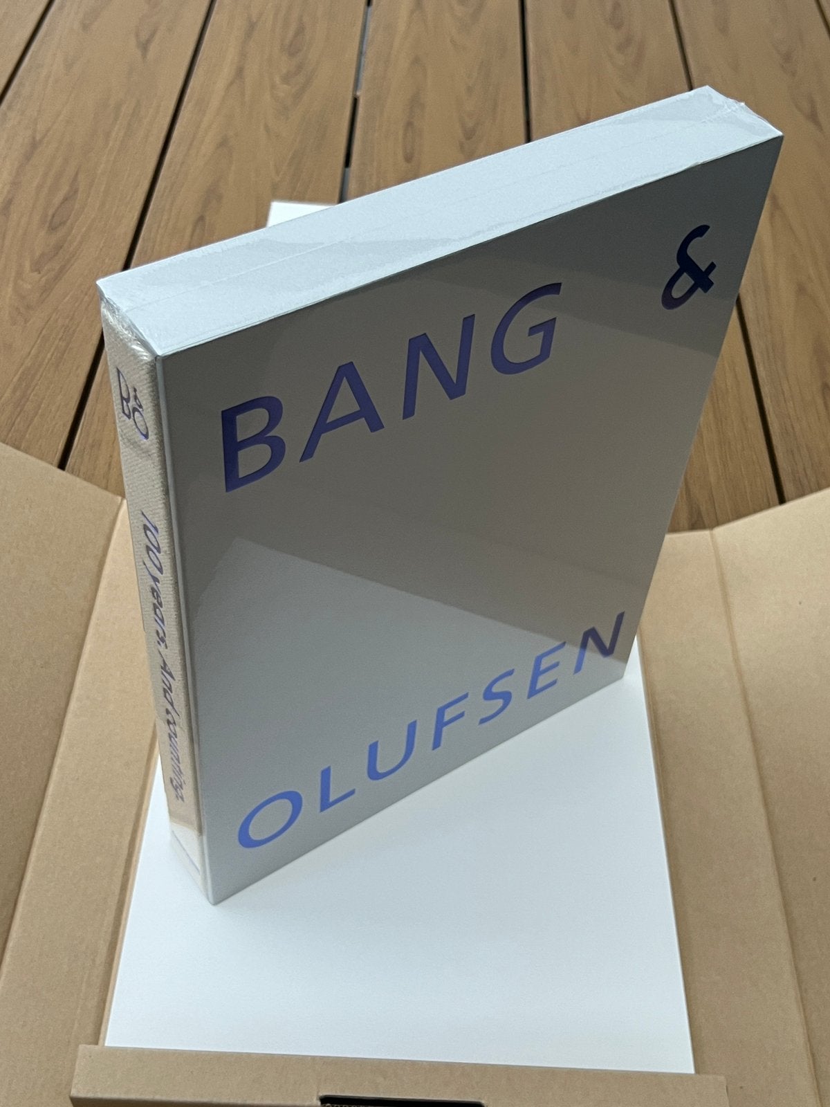 Bang & Olufsen Boek 100 Years and Counting NIEUW, Ophalen of Verzenden, Zo goed als nieuw