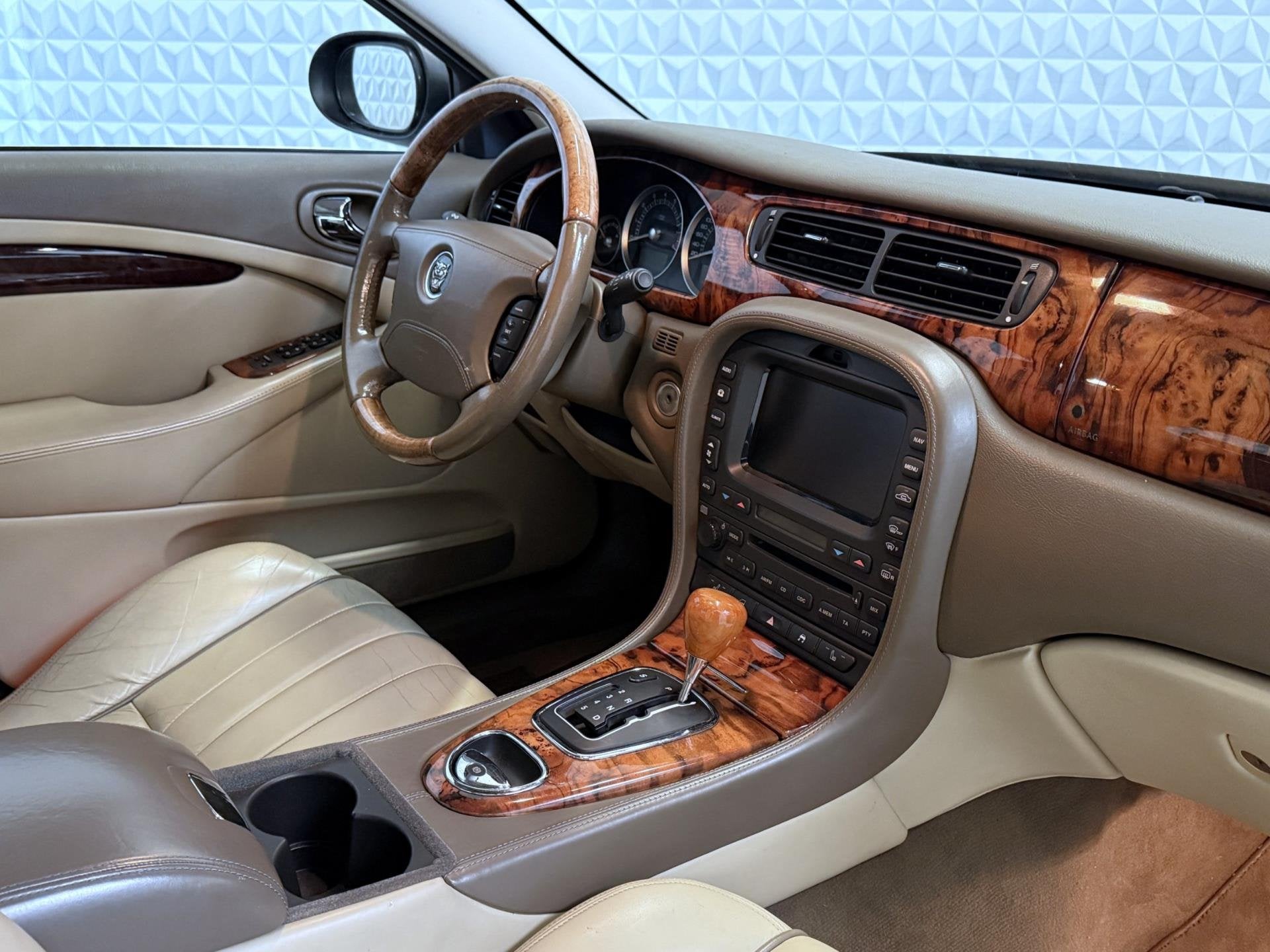 Jaguar S-type 4.2 V8 Sport Leer Navi PDC Schuifdak Stoelverw, Automaat, Achterwielaandrijving, Gebruikt, 1850 kg