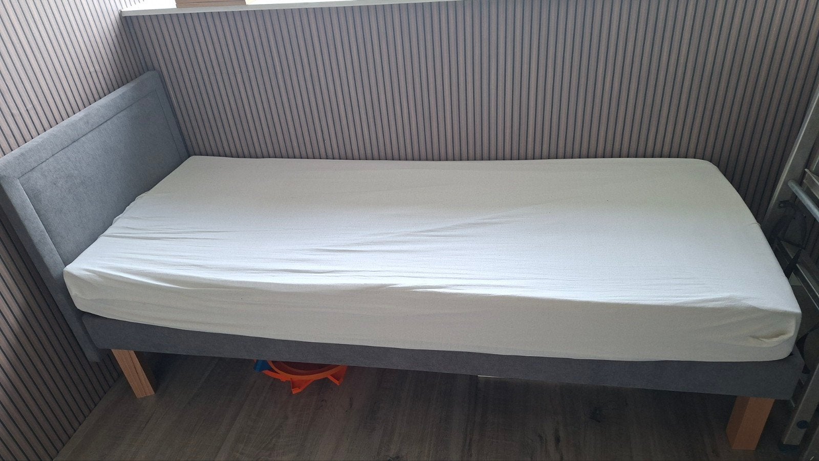 Eenpersoonsbed met matras - Grijs stof, Ophalen, Eenpersoons, Zo goed als nieuw, 80 cm