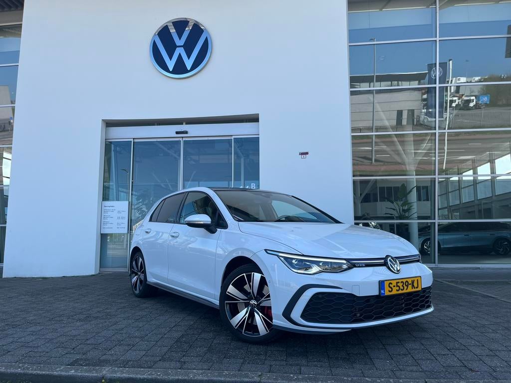 Volkswagen Golf GTE 245PK | Pano Dak | Automaat | Vol Opties, Auto's, Stof, Zwart, 4 cilinders, Parkeerassistent