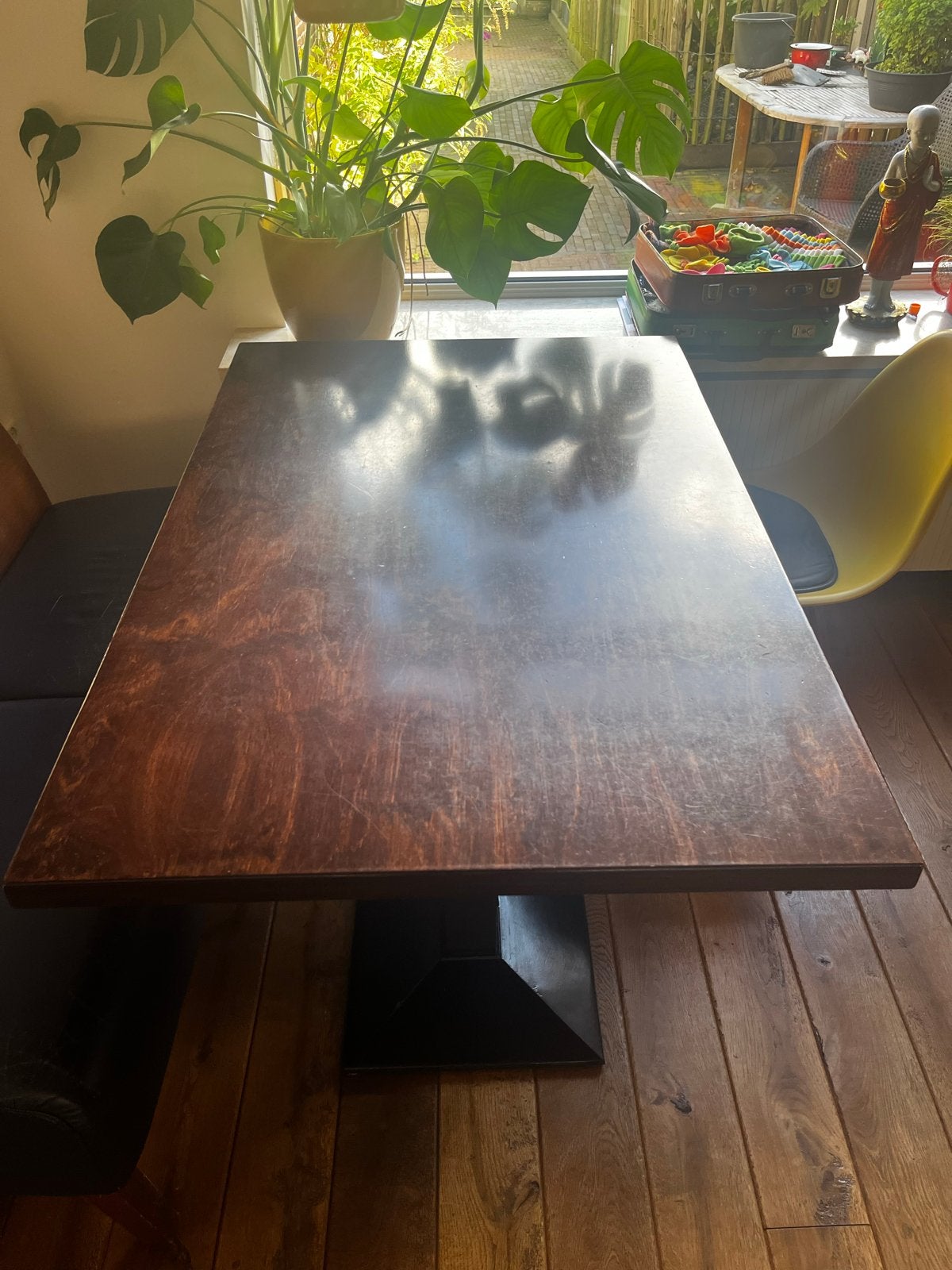 Eettafel met donkerbruin blad en zwart metalen onderstel, Ophalen, Gebruikt, 100 tot 150 cm, 50 tot 100 cm