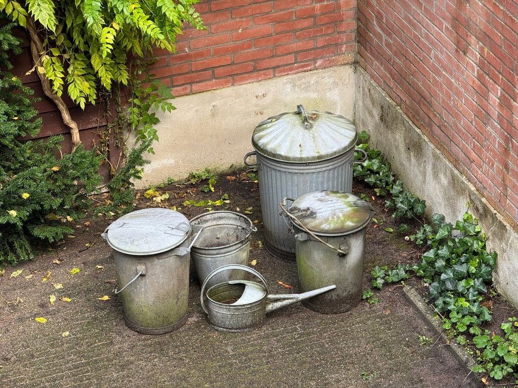 Oude zinken vuilnisemmers en meer, Ophalen