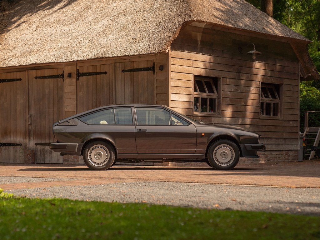 Alfa Romeo GTV 2.5 V6 | Nederlands geleverd (bj 1982), Auto's, Origineel Nederlands, Bedrijf, Handgeschakeld, Grijs
