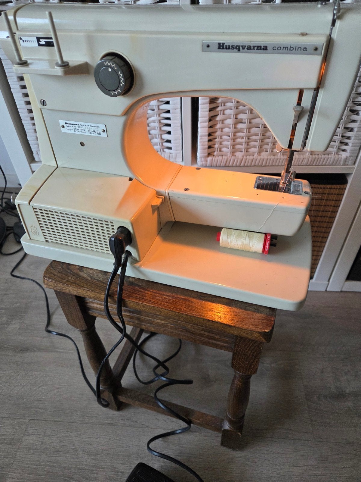 Husqvarna Combina Naaimachine met uitgebreid naaipakket, Ophalen, Gebruikt, Naaimachine, Husqvarna
