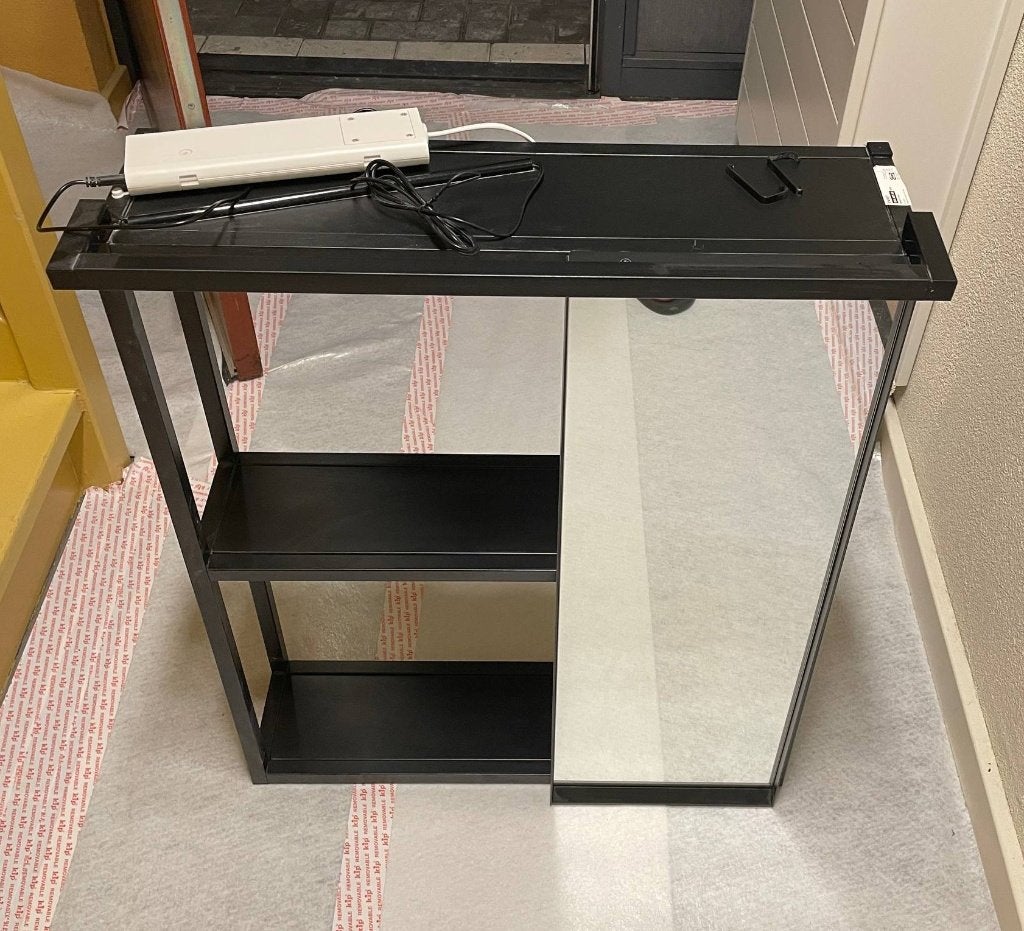 IKEA ENHET wandkast met schuifspiegel + verlichting, Ophalen, Spiegelkast, 50 tot 100 cm, Zo goed als nieuw
