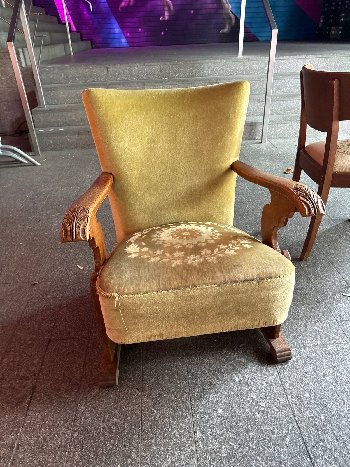 Gratis op te halen: Vintage fauteuil met houten armleuningen, Antiek en Kunst, Ophalen
