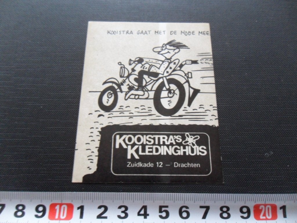 sticker drachten KOOISTRA gaat met de mode mee strip brommer, Ophalen of Verzenden, Zo goed als nieuw