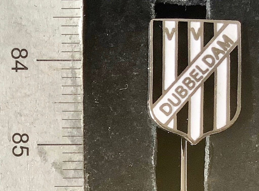 speld, Voetbal, v.v. Dubbeldam, Dordrecht, emaille (AR, Verzamelen, Ophalen of Verzenden, Zo goed als nieuw, Sport, Speldje of Pin