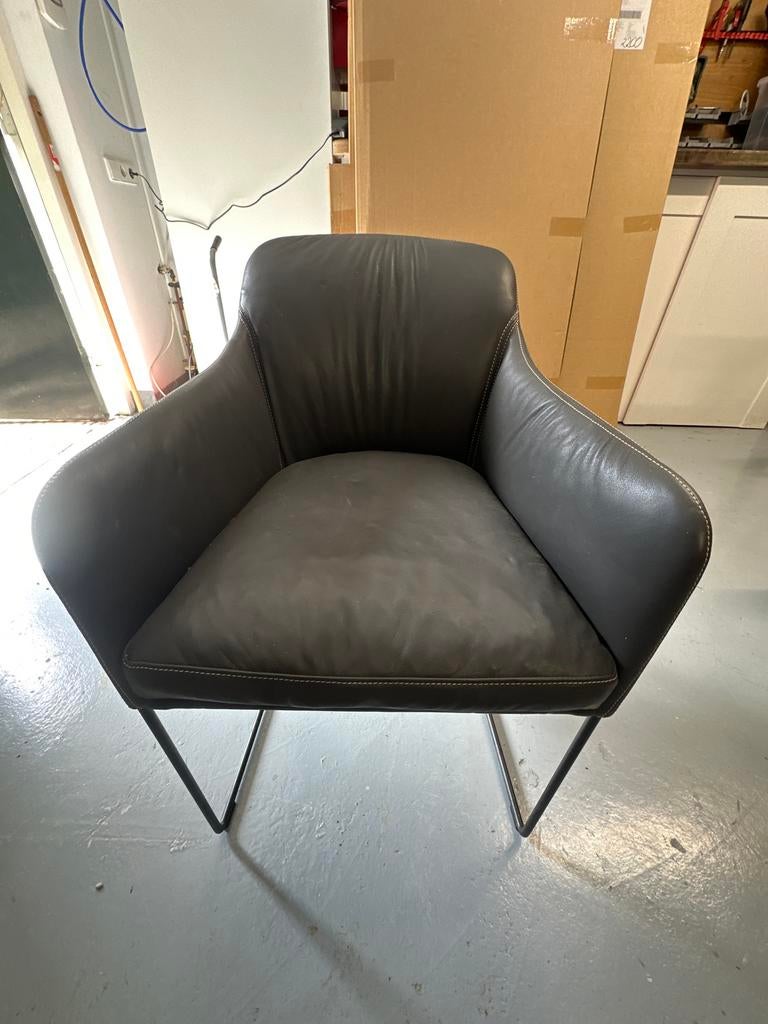 6x Moderne donkergrijze leren stoel met metalen onderstel, Huis en Inrichting, Stoelen, Ophalen, Gebruikt, Leer, Eén