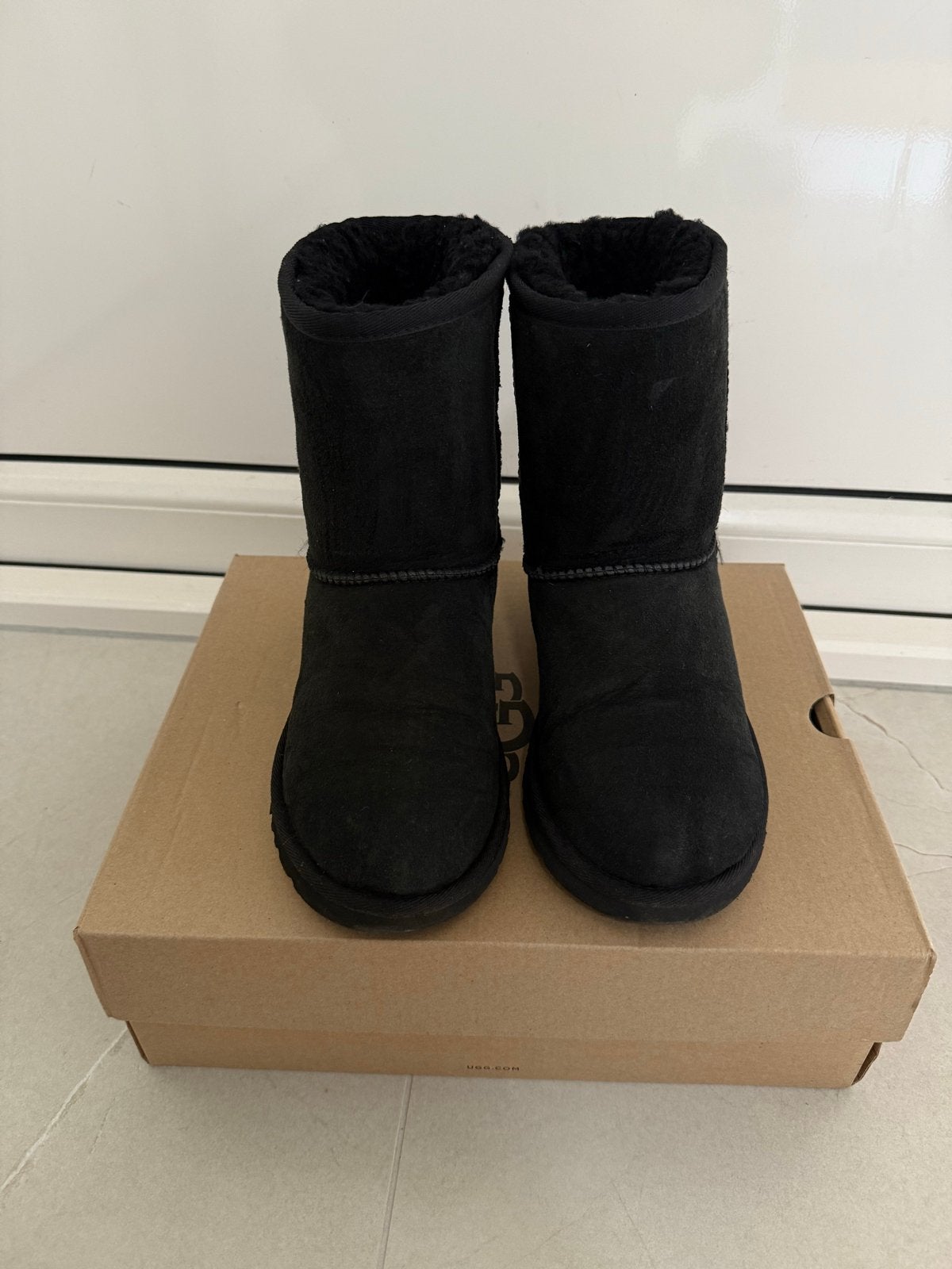 Zwarte Uggs Classic - Maat 36, Kleding | Dames, Schoenen, Ophalen of Verzenden, Gedragen, Zwart, Lage of Enkellaarzen