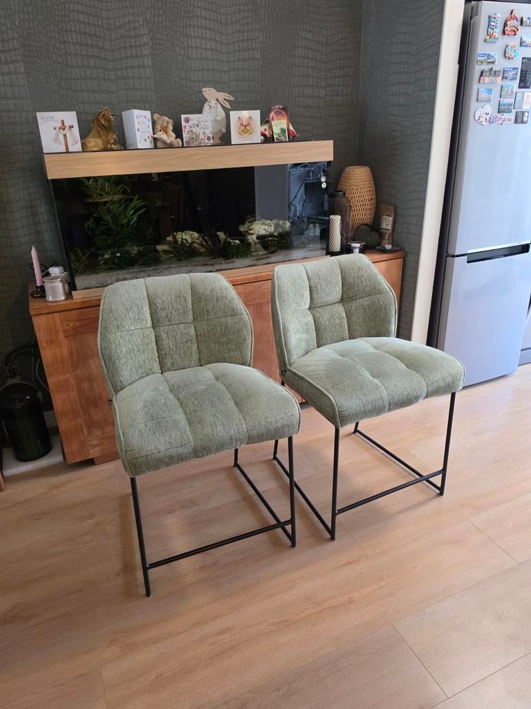 2 lichtgroene barkrukken met zwart metalen frame, 65 cm hoog, Huis en Inrichting, Barkrukken, 60 tot 90 cm, Ophalen of Verzenden