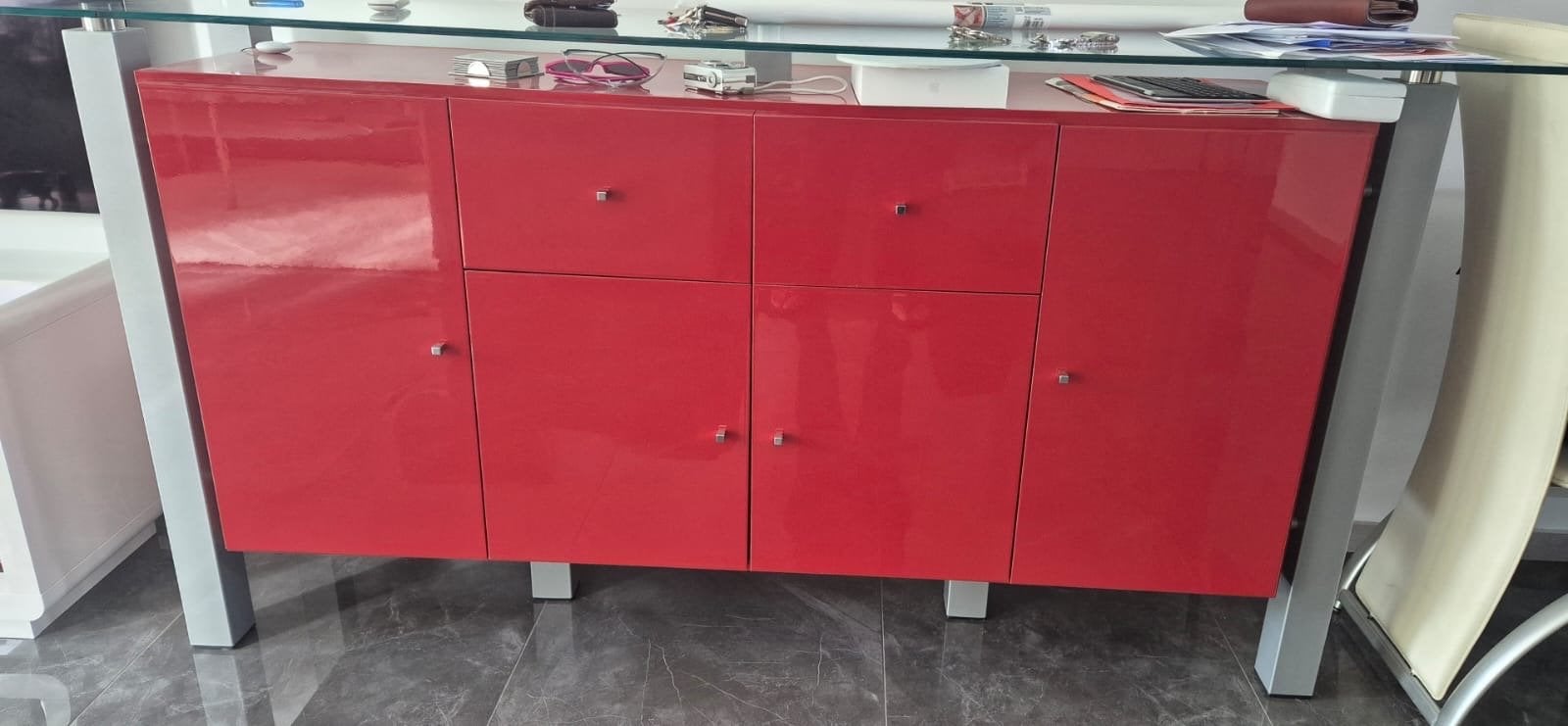 Moderne rode dressoir met glazen blad, Ophalen, 100 tot 150 cm, Met lade(s), 25 tot 50 cm