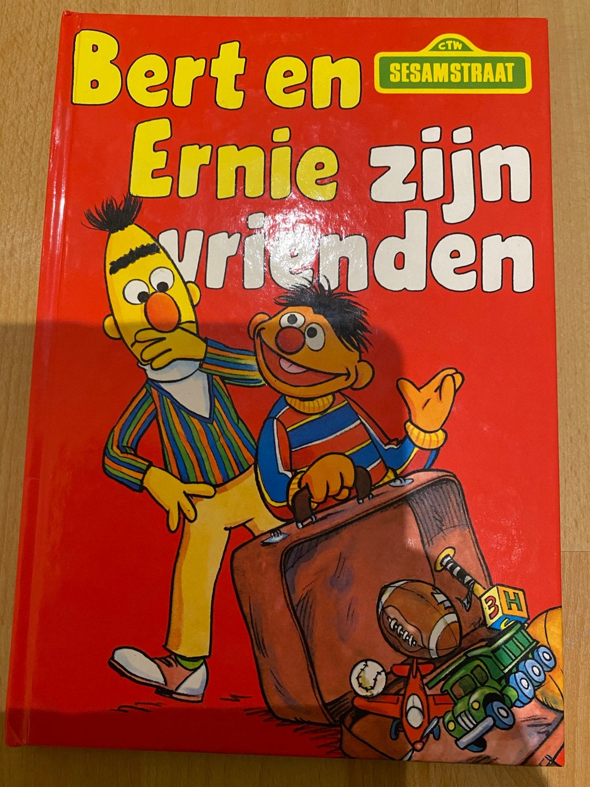 Bert en Ernie zijn vrienden - Sesamstraat kinderboek, Ophalen of Verzenden, Gelezen, Fictie algemeen