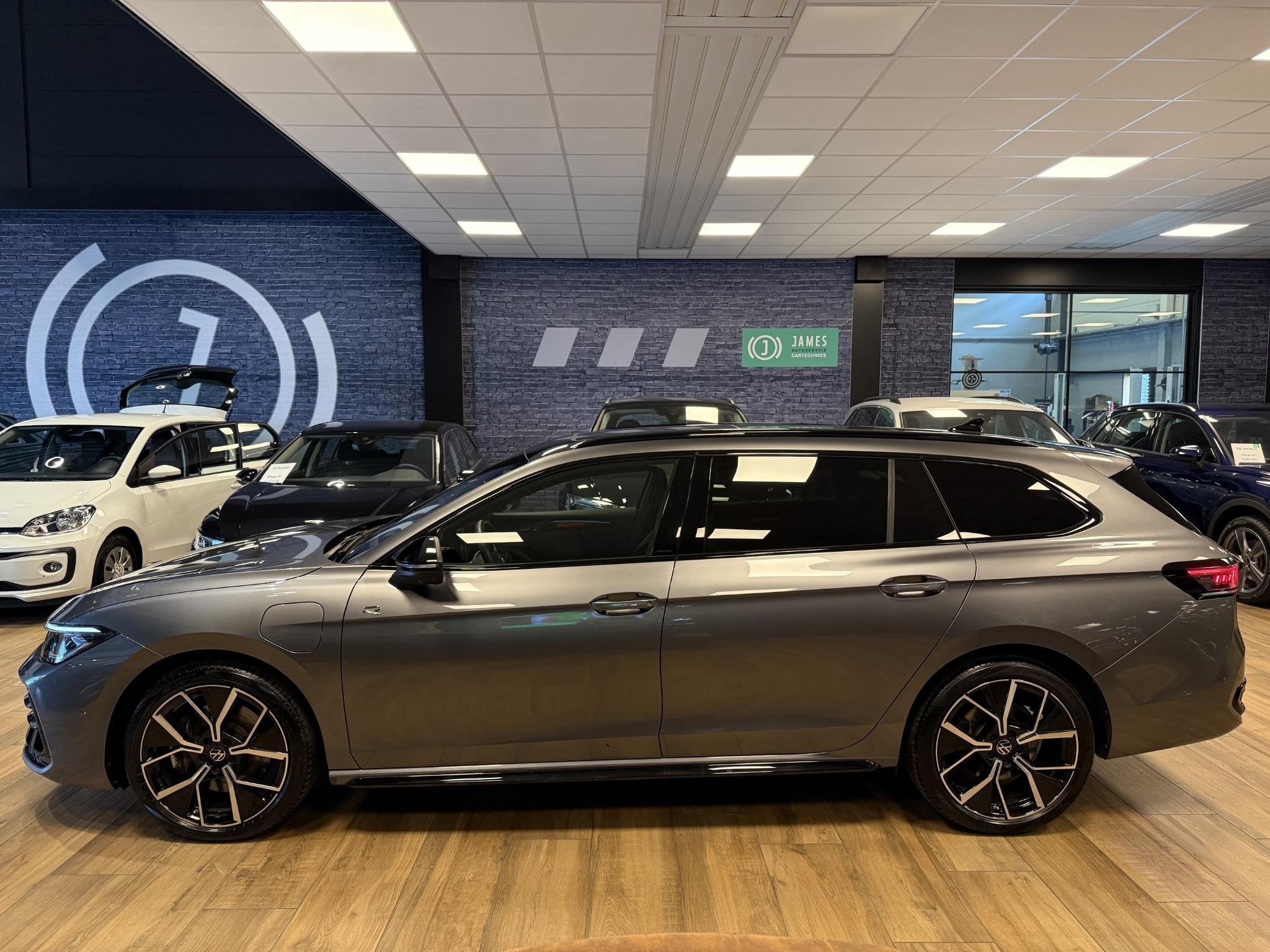 Volkswagen Passat Variant 1.5 eTSI R-Line Edition PHEV|PANO|, Auto's, Verwarmde buitenspiegels, 4 cilinders, 2000 kg, 250 km/l